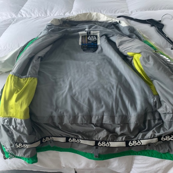 686 Mens snowboard jacket - Picture 3 of 4